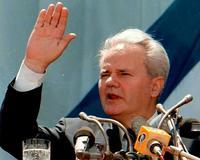 Slobodan Milosevic vuelve a sentarse en el banquillo de los acusados de La Haya