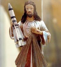 Una escultura de Jesucristo con un misil se convierte en inesperada protagonista