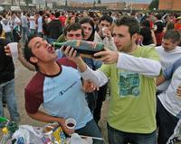 Miles de jóvenes secundan los botellones en varias ciudades españolas sin incidentes