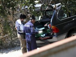 Agentes de la Policía registran uno de los coches intervenidos a los detenidos en la 'operación Troika'. /ARCHIVO