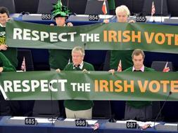 Europarlamentarios de extrema derecha muestran una pancarta mientras mantienen una protesta en apoyo al 'No' irlandés al Tratado de Lisboa durante la sesión plenaria del Parlamento Europeo en Estrasburgo (Francia). /EFE