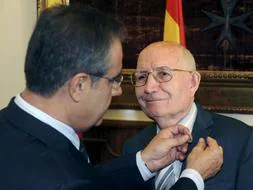 El ministro de Trabajo, Celestino Corbacho, impone la medalla de oro al Mérito en el Trabajo a Josep Torrent. /EFE