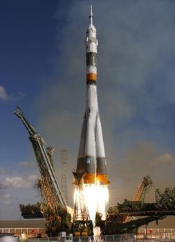 La nave Soyuz TMA-13, en el momento del despegue desde el cosmódromo kazajo de Baikonur, Rusia, el pasado domingo. /AP