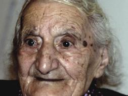 En la imagen, Dolors Soler, la mujer de 101 años que ha denunciado que la consellería de Bienestar Social de la Generalitat ha aplazado hasta 2013 la asistencia de dos horas semanales que había solicitado./ Efe