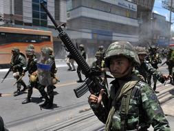 El Ejército responde con disparos el ataque de los manifestantes / Reuters