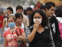 En Ciudad de México, muchas personas aún usan tapabocas para protegerse del virus. / Efe