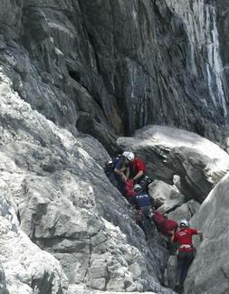 La niña estaba en el fondo de una acantilado y ha sido divisada desde el helicóptero de rescate./Efe