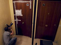 Vivienda donde un hombre ha fallecido esta madrugada presuntamente apuñalado por su esposa./ Efe