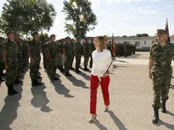 La ministra de Defensa, Carme Chacón , junto al jefe del Estado Mayor del Ejército (JEME), general Fulgencio Coll (d), pasa revista a las tropas./ Efe