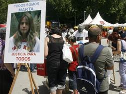 Recogida de firmas durante la Feria del Libro de Madrid por la muerte de Marta del Castillo. / Archivo