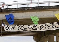 Greenpeace halla tóxicos en ropa de Adidas y H&amp;M