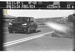 Un vehículo cazado a 225 kilómetros por hora. / Archivo