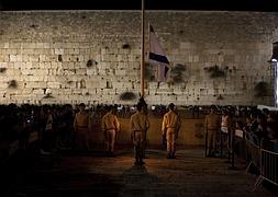 Soldados israelíes hacen guardia delante del Muro de las Lamentaciones. / Efe