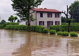 Inundaciones por la crecida del río Bacchiglione a su paso por la localidad de Saccolongo, en el norte de Italia. / Efe