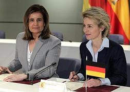 Fátima Báñez (i) y la ministra de Trabajo alemana, Ursula von der Leyen. / Foto: Zipi (Efe) | Vídeo: Atlas