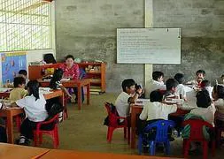 Alumnos en una escuela de la localidad de Bella Rica, en Ecuador. / Efe