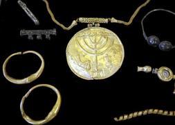 La arqueóloga Eilat Mazar muestra un medallón antiguo y otras joyas perteneciente al periodo bizantino. / Efe