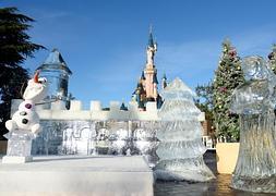 Imagen de varias esculturas de hielo en Disneyland Paris.
