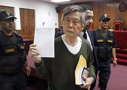 Fujimori, con aspecto desmejorado, en una sesión del juicio. / Efe