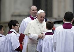 El papa Francisco recibe a los miembros de un coro ayer en el Vaticano. / Reuters