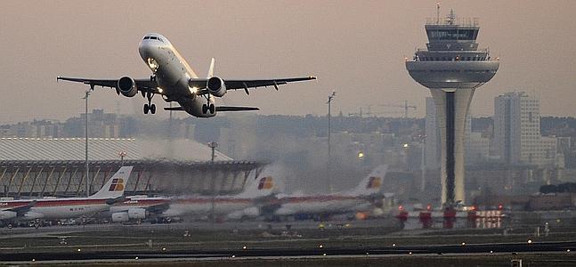Un avión despega del aeropuerto. / Archivo | Europa Press