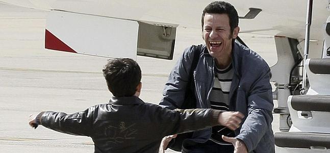 Javier Espinosa corre al encuentro de su hijo. / Paco Campos (Efe) | Atlas