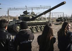 Llegada de tanques T-72 del Ejército ruso a la estación de ferrocarril de Gvardeyskoe, cerca de Simferópol. / Sergei Ilnitsky (Efe)