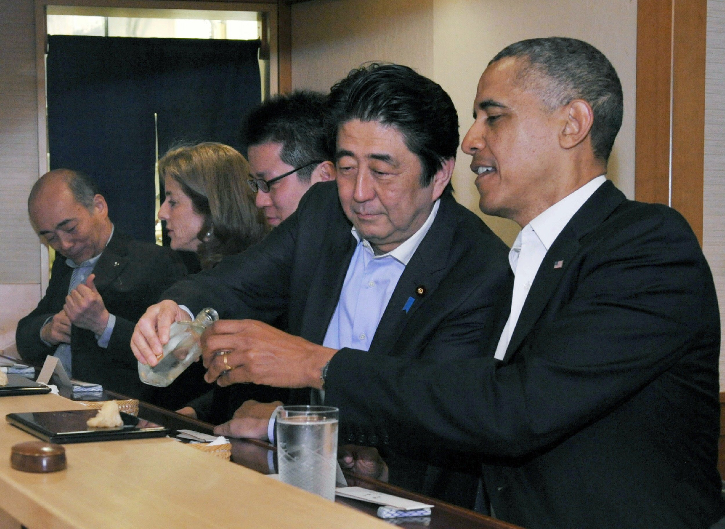 Obama y Abe cenan en el Sukiyabashi Jiro. 