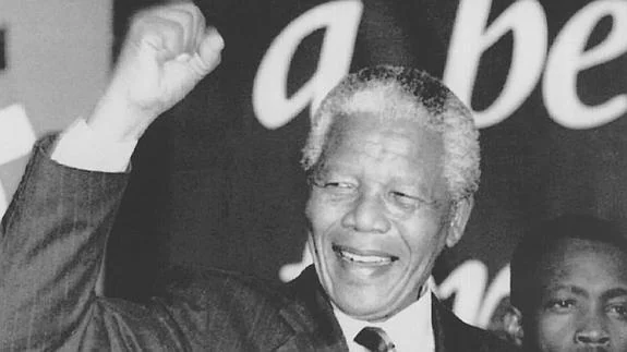 Nelson Mandela en 1994, ya convertido en el primer presidente negro de Sudáfrica. 