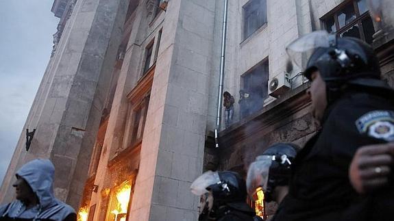 Varias personas esperan ser evacuadas en la cornisa del edificio incendiado en Odessa