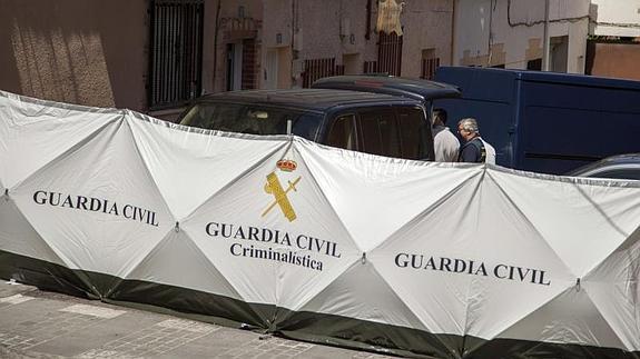 Agentes de la Guardia Civil, junto a la vivienda de Villarejo de Salvanés. 