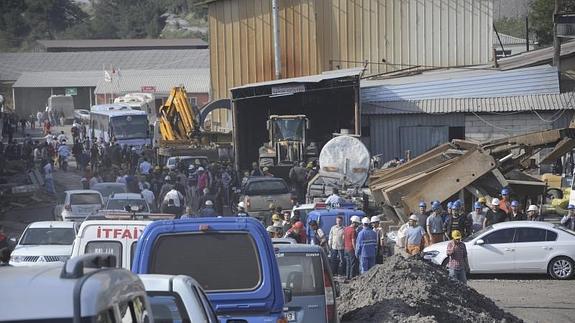 Varios mineros se agolpan a la salida de la mina en la que han quedado atrapados los trabajadores