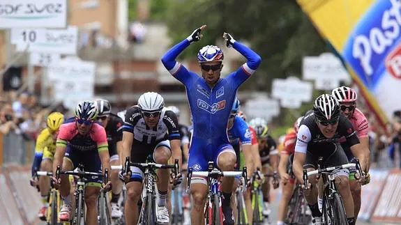 Bouhanni celebra su segundo triunfo en el Giro. 
