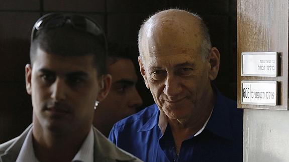 El ex primer ministro israelí, Ehud Olmert, abandona la sala del tribunal de Tel Aviv 