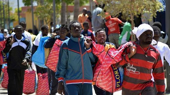 Más de 300 subsaharianos salen del CETI de Melilla hacia la península en 2 días