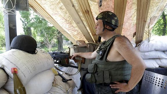 Un soldado hace guardia en Slaviansk. 