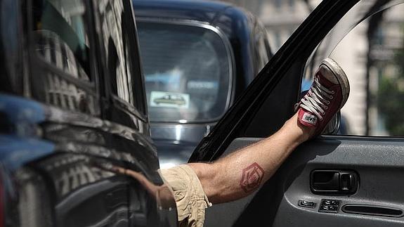 Un taxista, ayer en Londres 