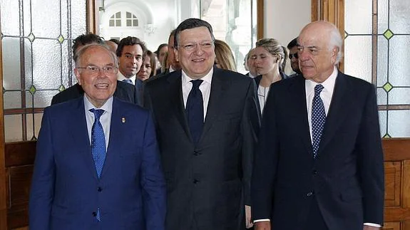 Durao Barroso, acompañado por César Nombela y Francisco González.