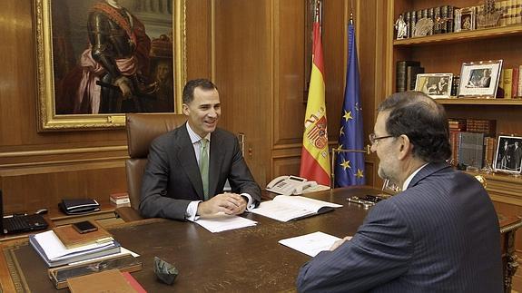 Felipe VI, durante su reunión con Rajoy. 