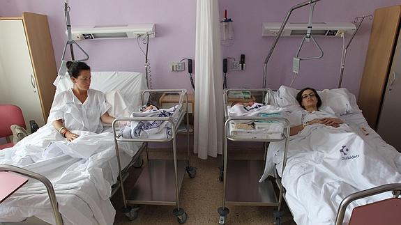 Madres con sus hijos recién nacidos. 