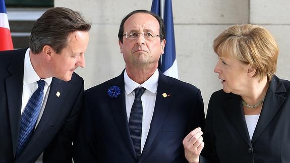 Angela Merkel charla con David Cameron junto a Froncois Hollande.