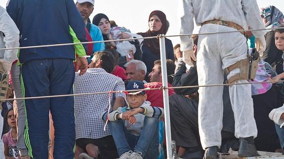 Inmigrantes rescatados en la embarcación.