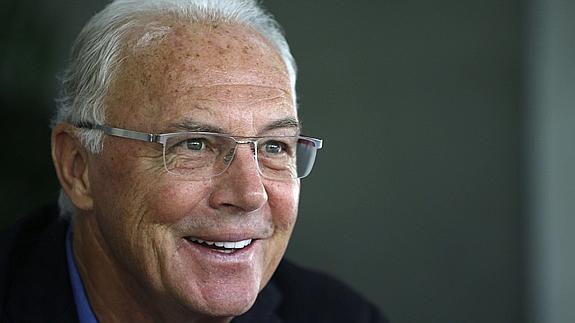 Beckenbauer atiende a los medios. 