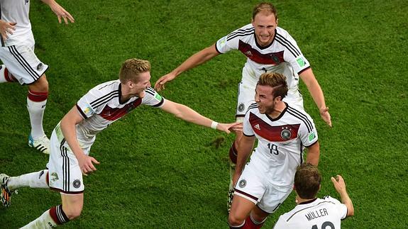 Los alemanes celebran el gol de Götze. 