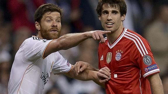 Xabi Alonso (i), durante un partido de Liga de Campeones