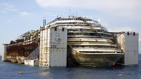 El Costa Concordia está encallado desde enero de 2012 en la isla italiana de Giglio. 