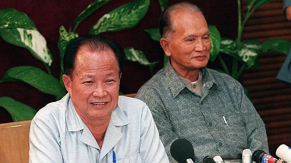 Khieu Samphan y Nuon Chea, en una foto de 1998. 