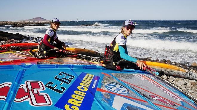 Daida e Iballa, junto a sus tablas. 