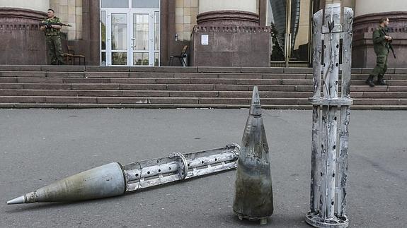 Los militares muestran restos de dos misiles lanzados durante el bombardeo ucraniano en Donetsk (Ucrania) 
