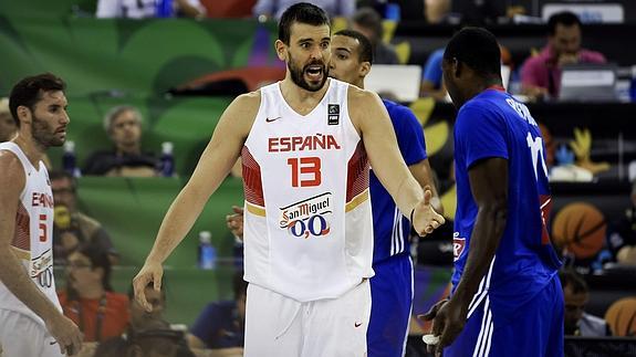 Marc Gasol (i) discute con Pietrus. 